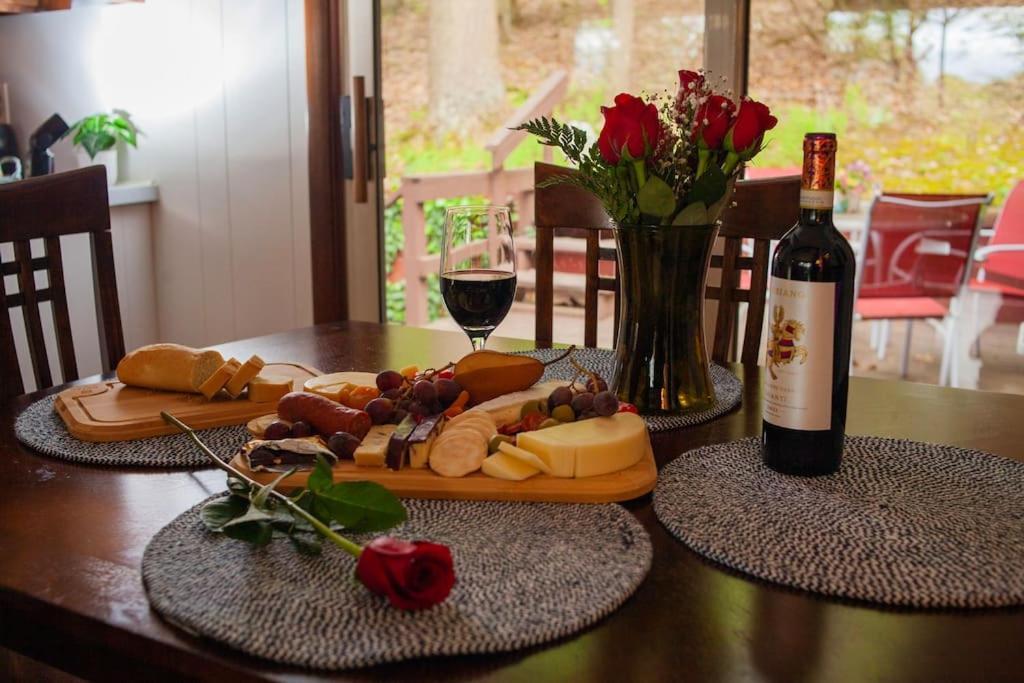 Modern Cabin With Hot Tub Grill Lake Beach Wineries Hiking Fishing And Hershey Park Family And Pet Friendly Superhosts On Ab&B Mount Gretna Ngoại thất bức ảnh
